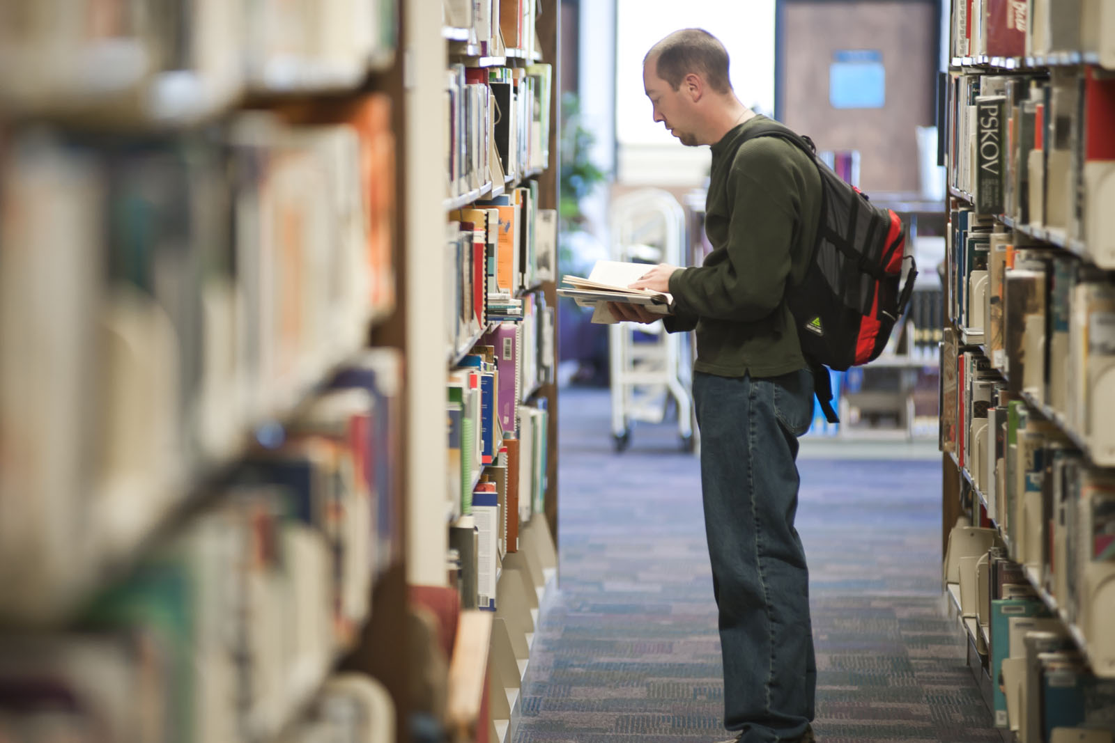 PPSC student browsing library books
