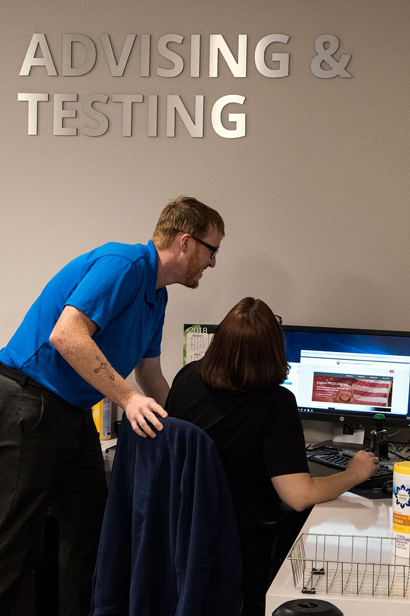 PPSC advisor helping student on computer