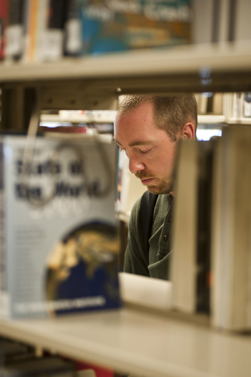 PPSC student browsing library books