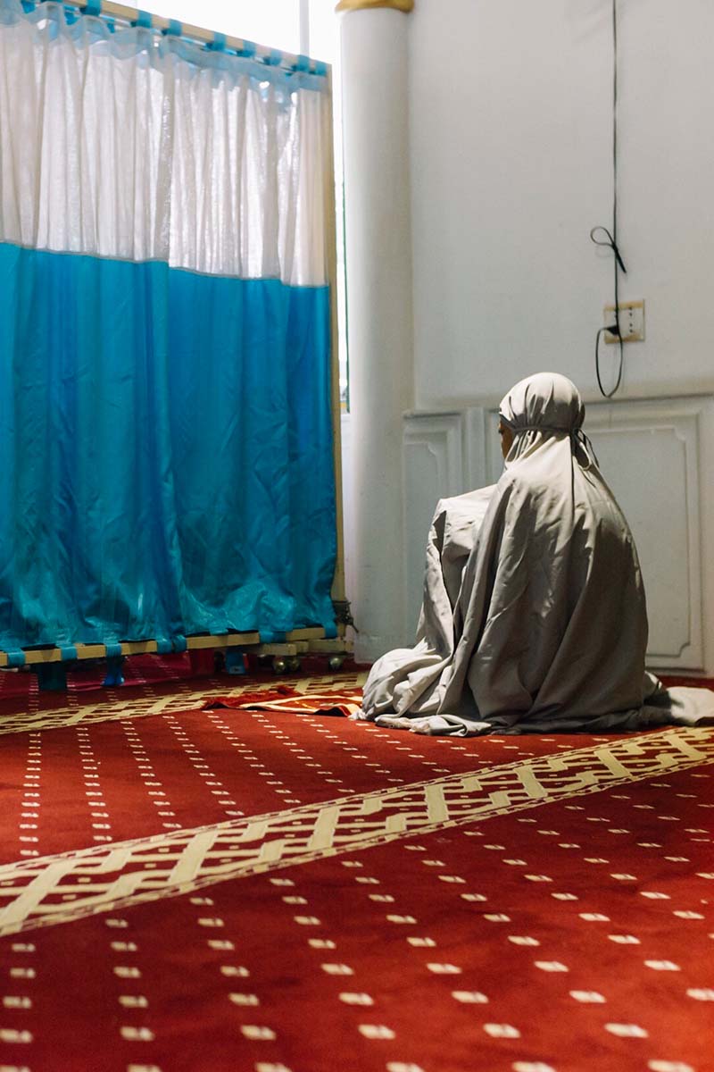 muslim woman praying 