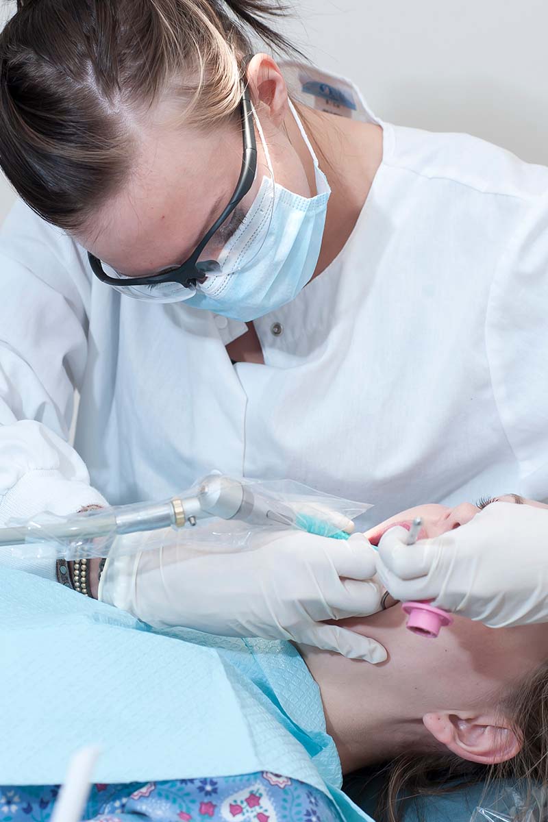 dental assisting student