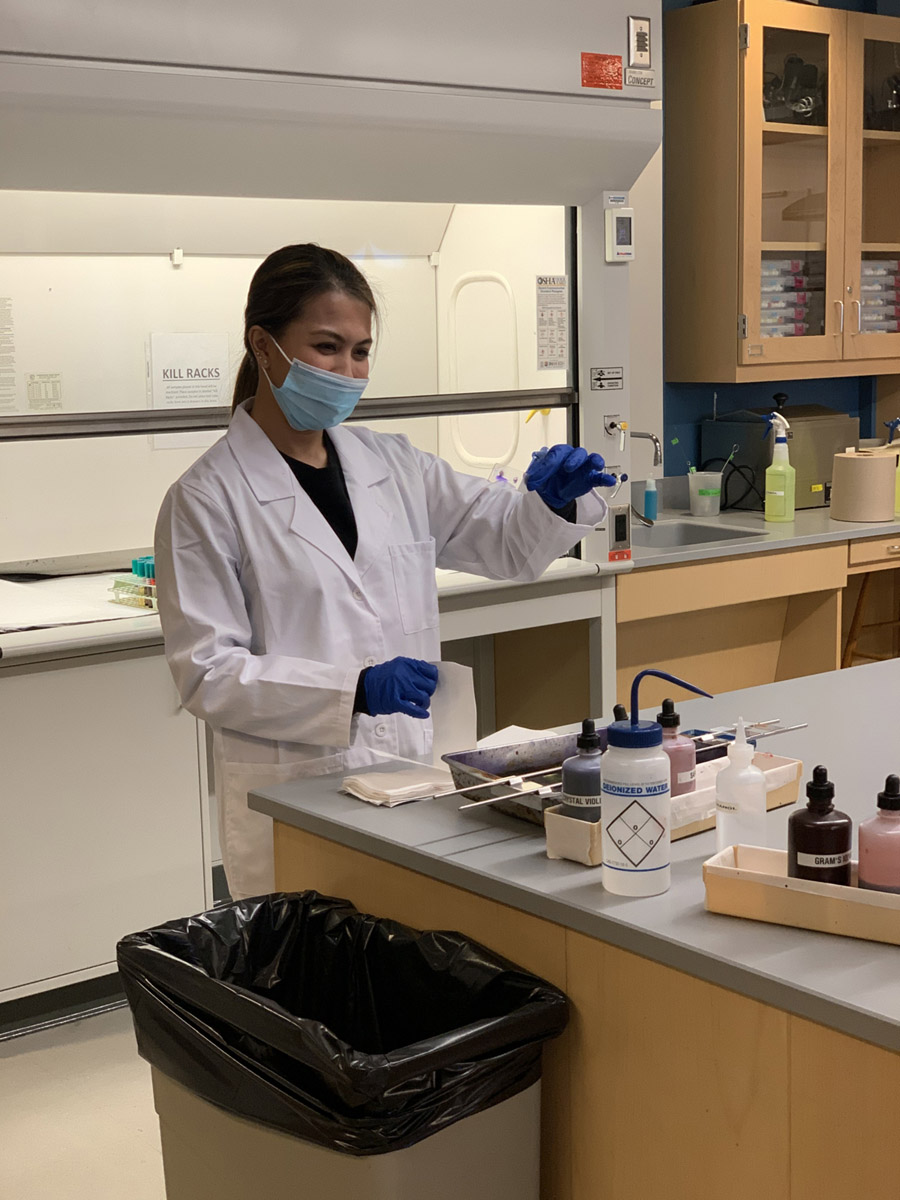 medical science studnet in lab