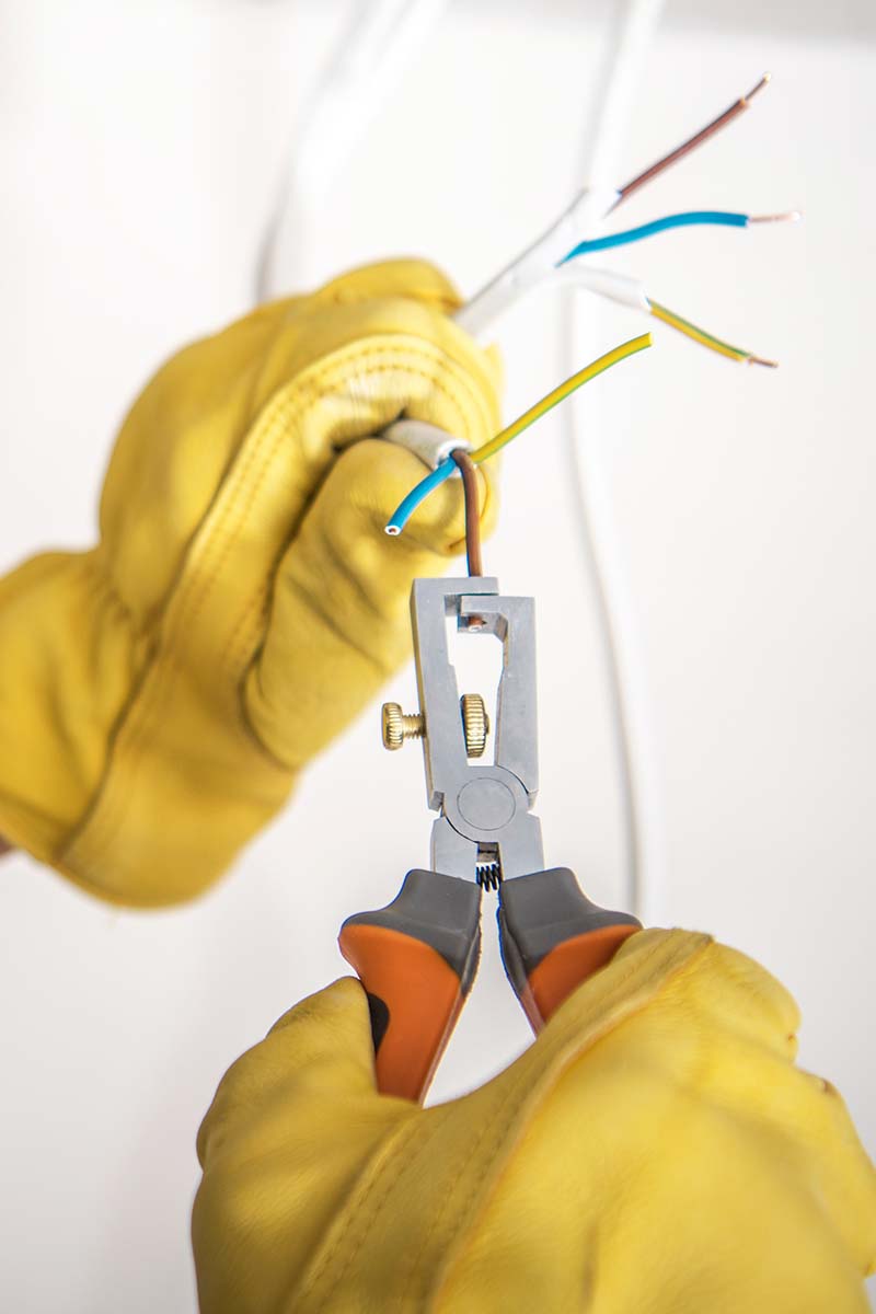Clipping electrical wires