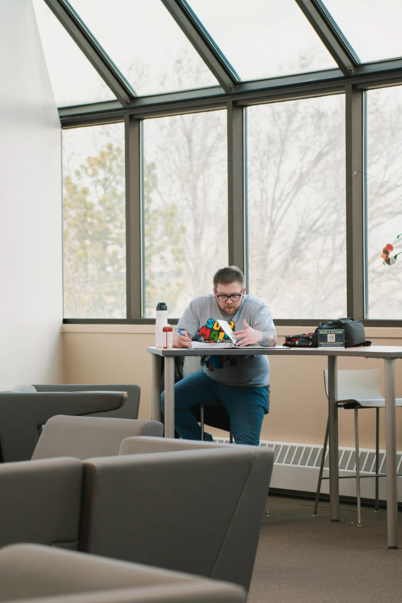 Student studying in library 