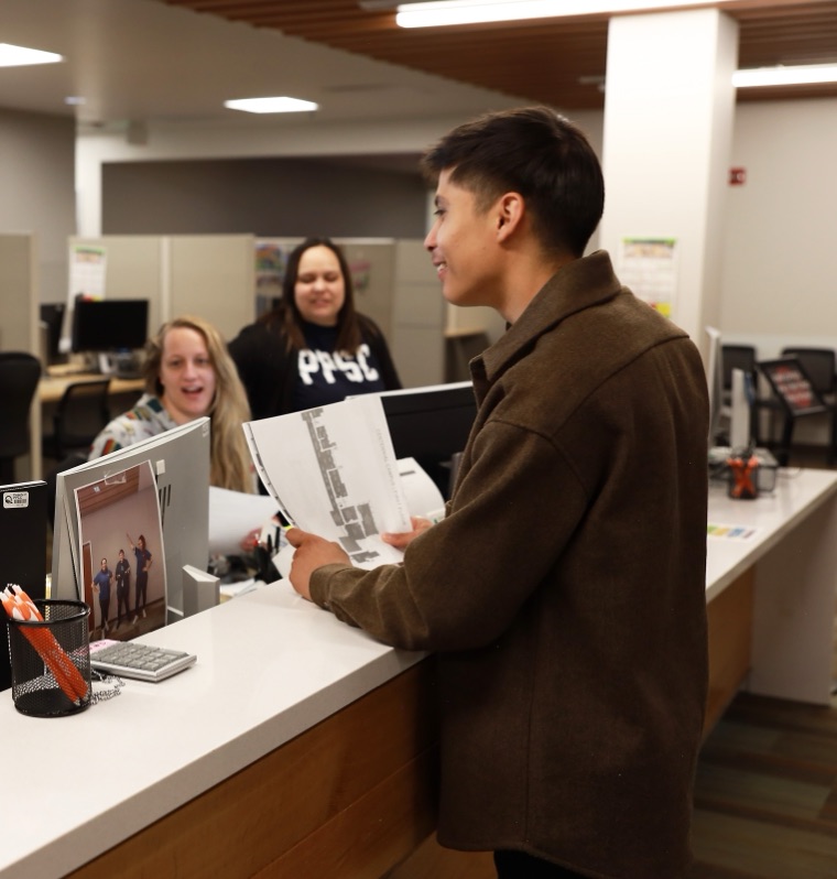 Student talking with PPSC admissions staff at the front desk