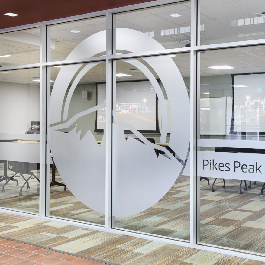 Pikes Peak mountain logo